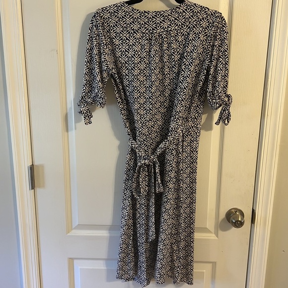 Lilly Pulitzer wrap dress. Size Petite Medium - Picture 4 of 6